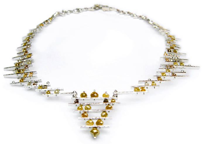 Collar Europa, de Laura Márquez, una de las piezas presentadas al certamen. Está elaborado en oro blanco de 18 quilates con cuentas de diamantes en bruto facetadas. 