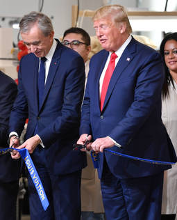 El presidente del grupo LVMH, Bernard Arnault, junto a Donald Trump en la inauguración de una planta en EE.UU.