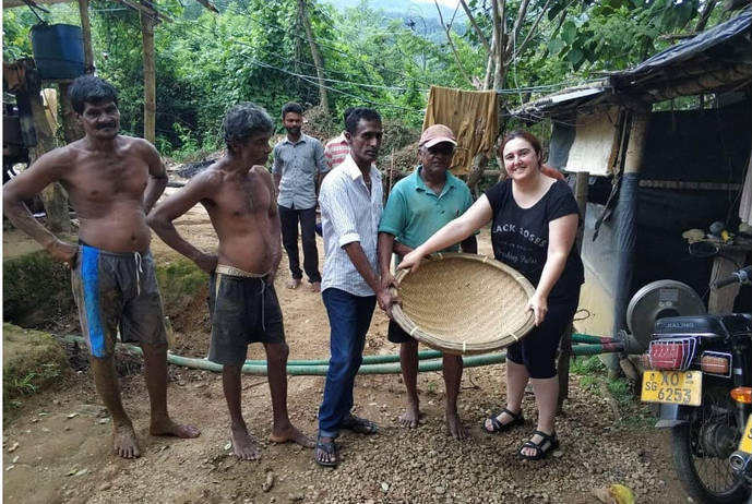 La mayorista de gemas de color visitando una mina en Sri Lanka.