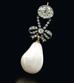 Una perla natural montada junto a varios diamantes en un colgante pasó de un precio estimado entre 880.000 y 1.750.000 euros, a caer bajo el martillo por la friolera de 32 millones de euros.