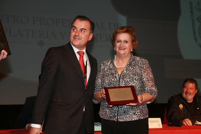 El presidente del Gremio de Cádiz, durante la entrega de galardones a sus asociados en uno de los pasados Encuentros de Joyería. 