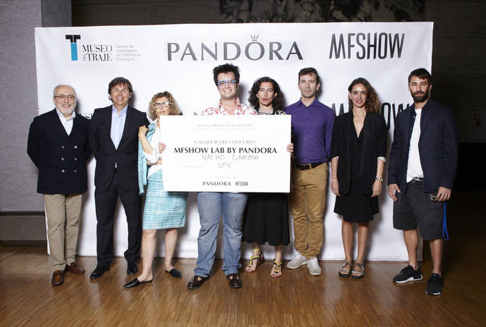 Pandora entrega su premio al diseño de moda y joyería
