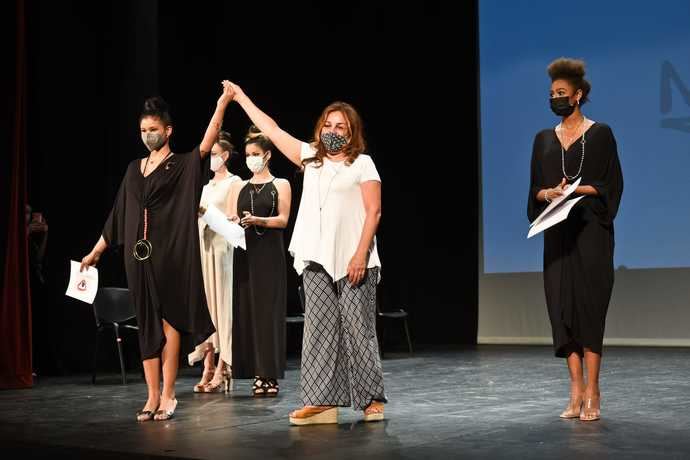 La diseñadora Marian Jaén junto a las modelos que lucían sus creaciones