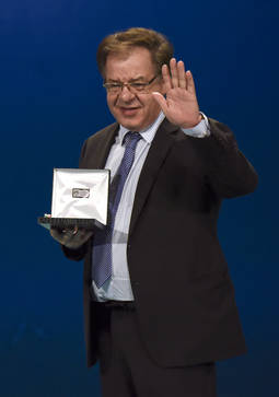 El presidente del grupo Festina, Miguel Rodríguez, recogiendo la Medalla al Mérito de Andalucía en 2018.