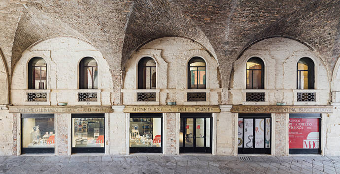 El museo está ubicado dentro de la Basílica Palladiana y es administrado por el Grupo IEG, organizador de la feria Vicenza Oro, entre otras. 