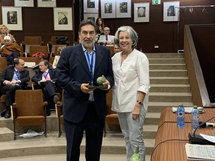 Miguel Ángel Pellicer junto a la presidenta de AETA, Erika Junglewitz, tras la entrega del galardón en ProDiam.