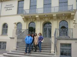 Algunos de los participantes en la escalinata del museo alemán de relojes