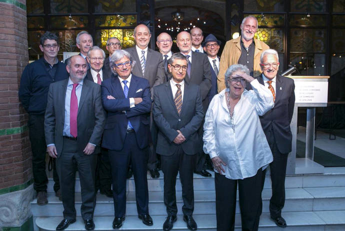 Foto de familia de los premiados en los galardones JORGC 2015, una de las últimas apariciones públicas de Elsa Peretti. 