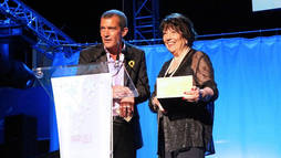 Pilar Mata en 2013, entregando el premio de la firma relojera Cuervo y Sobrinos al actor Antonio Banderas. 