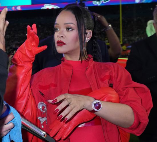 Rihanna lució durante Superbowl un reloj de Jacob & Co