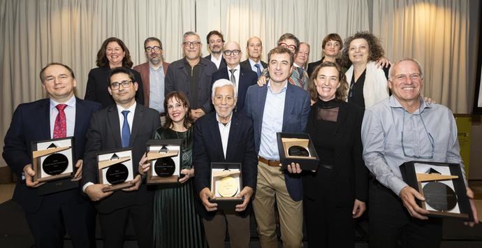 Los siete galardonados de los XVI Premios JORGC, junto a los Presidentes de Sección del Colegio, el Presidente Àlex Riu y el Director de Artesania de la Generalitat, Sr. Xavier Villas
