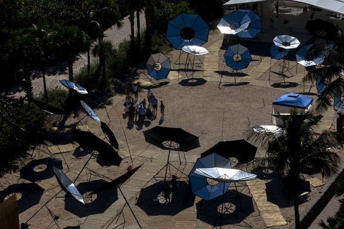 Instalación solar patrocinada en la feria de arte de Miami por la manufactura suiza.