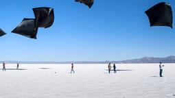 El Aerocene Explorer, una escultura voladora que se eleva en el aire utilizando solo el calor del sol.