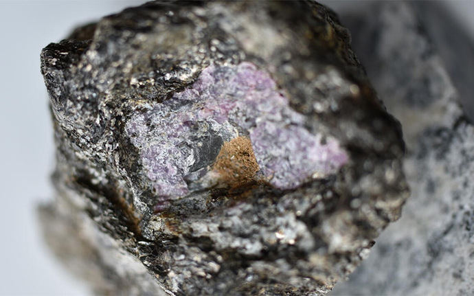 Investigadores de la Universidad de Waterloo encuentra residuos de 2.500 millones de año en un rubí