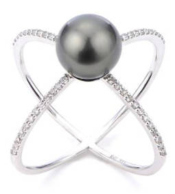 El anillo que luce la modelo, en oro blanco de 14 quilates, diamantes y una perla cultivada de Tahití. 