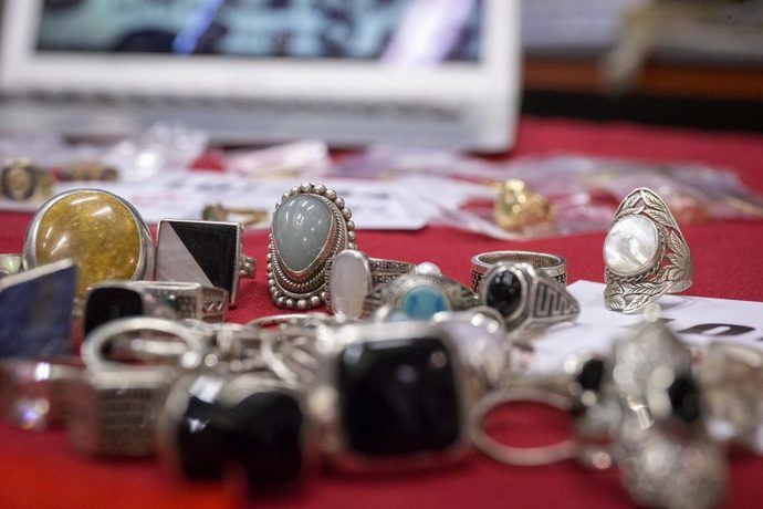 Relojes Cartier o joyas de zafiro y diamantes: objetos perdidos que salen a subasta