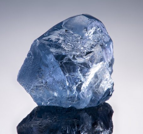 Un diamante azul en bruto vendido por 15 millones