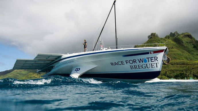 La embarcación patrocinada por Breguet costeando junto a la isla de Pascua.