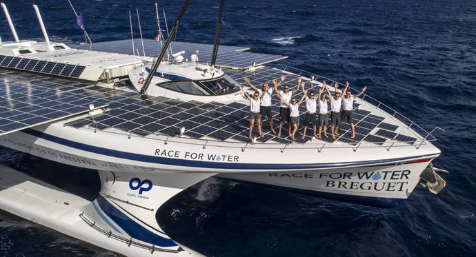 El impresionante trimarán movido por energía solar. 