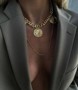 El verano según Chanel: dorados fulgurantes y cadenas superlativas
