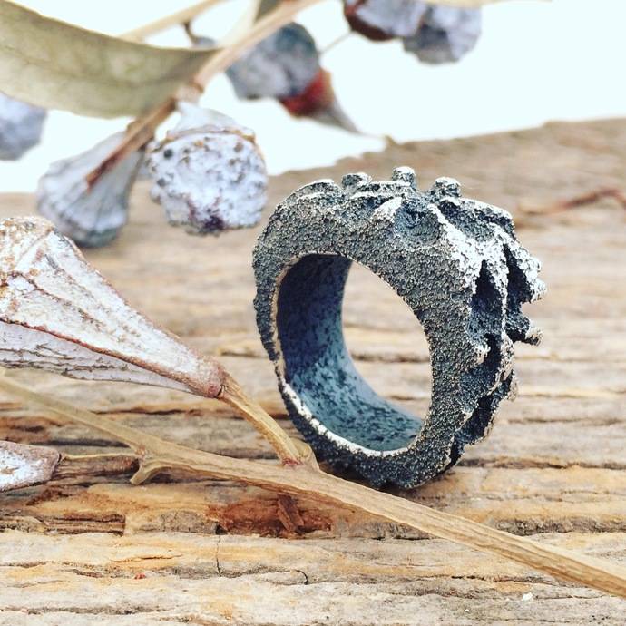Armonía de formas y texturas en la joyería de Chantal Capdevilla
