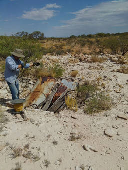 Uno de los responsables del estudio, recogiendo muestras de agua en una prospección. 