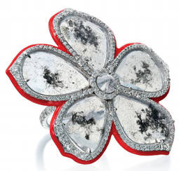 Los diseños inspirados en la naturaleza, como este anillo-flor de Nina Runsdorf serán de lo más celebrado este año.