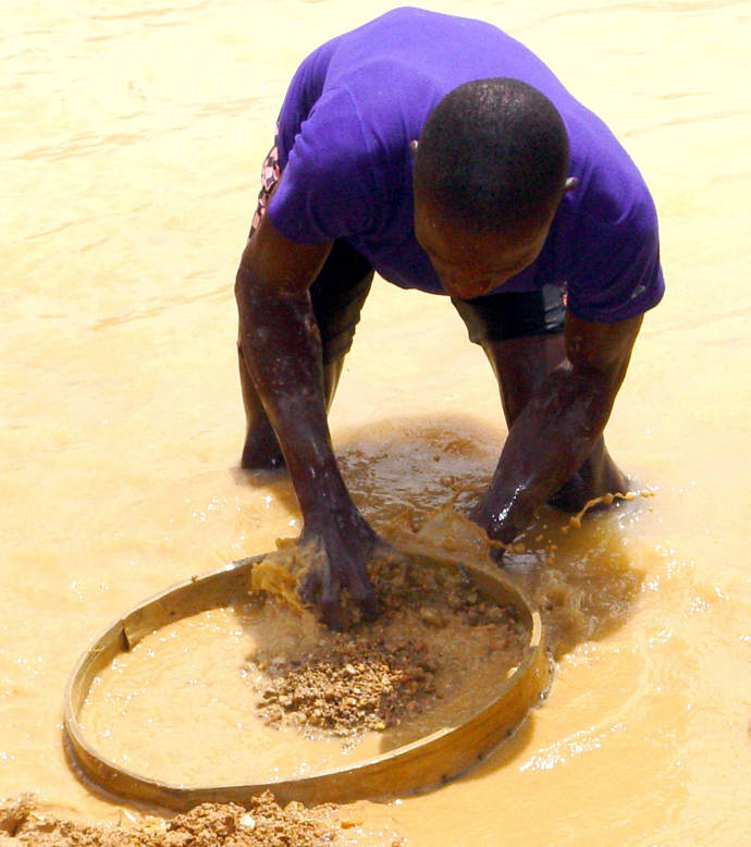 Un párroco de Sierra Leona encuentra un diamante de 706 quilates