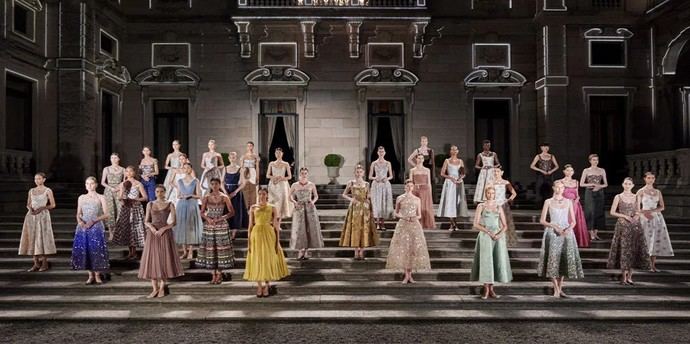 Dior presenta 170 piezas en los jardines de alta costura