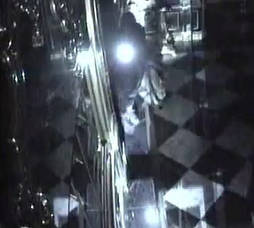 Imagen de la cámara de seguridad en la que se puede ver  a uno de los ladrones. 
