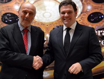 El presidente del JORGC, Francesc Fayos, y el director general del Gran Teatre del Liceu, Roger Guasch tras la firma del acuerdo.