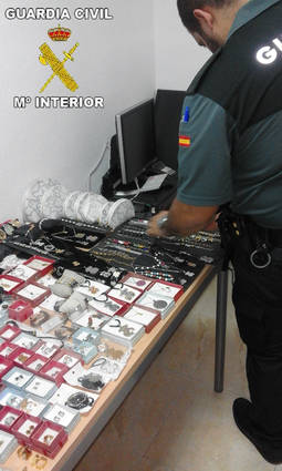 La Guardia Civil decomisando un amplio volumen de falsificaciones en una operación reciente. 