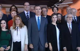 Helena Rohner (de rojo, tras Susana Díaz), junto a los Reyes y resto de premiados y autoridades. 