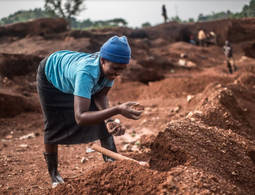 Cavando por la igualdad: Un proyecto en África para las mineras artesanales