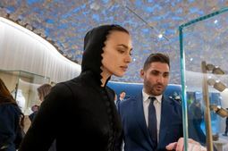 Irina Shayk, fotografiada en Qatar con motivo de la Exposición de Joyería y Relojería de Doha (DJWE)