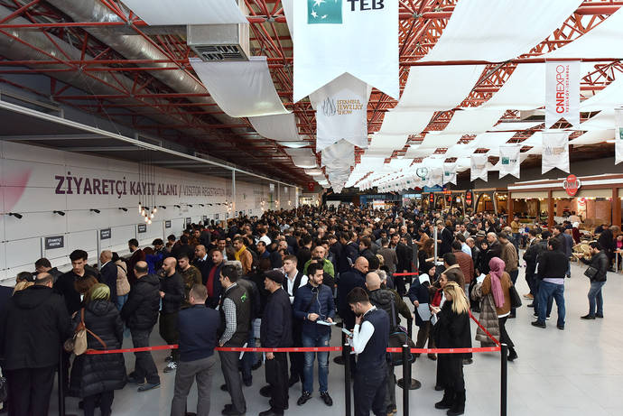 Acceso a la feria joyera de Estambul durante el primer día del encuentro. 