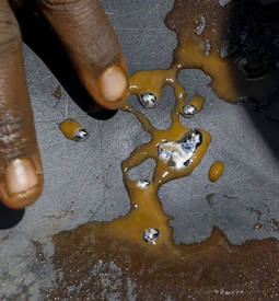 El uso de mercurio para amalgamar el oro es letal en las comunidades mineras artesanas y el entorno