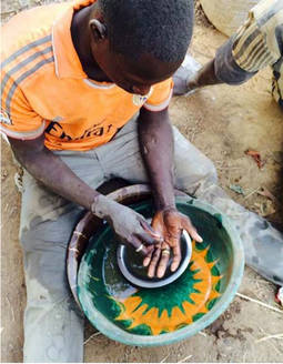 Minero artesanal manipulando mercurio con las manos para extraer el oro. 