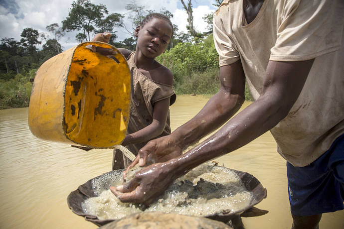 Una niña trabaja en una mina de diamantes artesanal en Sosso Nakombo, República Centroafricana, cerca de la frontera con Camerún; agosto de 2015.  © 2015 Marcus Beasdale para HRW