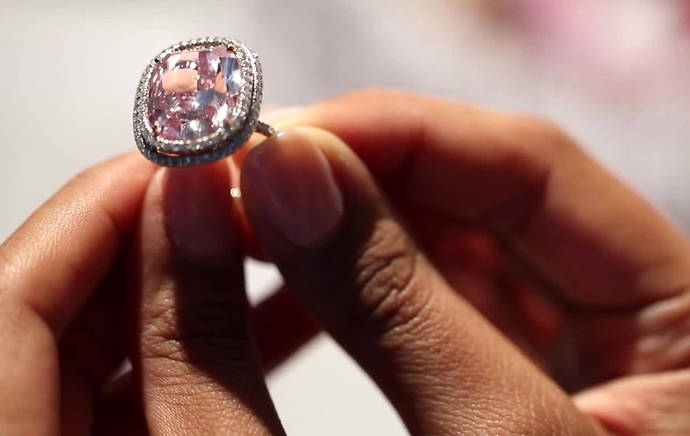 La clave estaba en la retalla: un diamante rosa alcanza precio récord en Christies