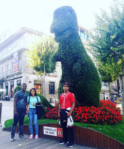 Los tres estudiantes dominicanos becados posan junto al conocido Dinoseto vigués. 