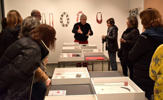 El comisario de la exposición, Luis Acosta, durante la presentación de la muestra, el pasado día 21. 