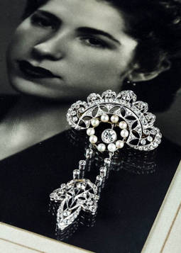Retrato de Sara junto a uno de sus broches de época
que ha inspirado las joyas de esta colección
