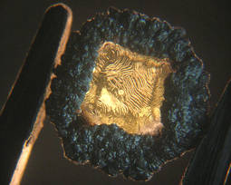 Un diamante recién creado a partir del método HPHT (Alta presión y temperatura).