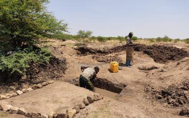 Brecha en la pared de la instalación de almacenamiento de relaves en Williamson en Tanzania