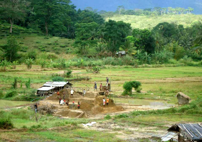 Mina de zafiro ASM, con casa de bombas, montón de escombros y sumidero, Sri Lanka.
