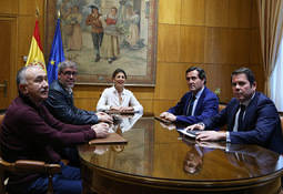 La ministra de Trabajo, Yolanda Díaz, en una reunión junto a los Agentes Sociales. Foto de Archivo.