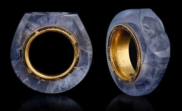 Una mujer esculpida en un anillo de casi 2.000 años